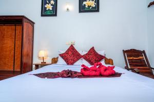 dos animales de peluche están sentados en una cama en Golden Papaya Guesthouse en Siem Reap