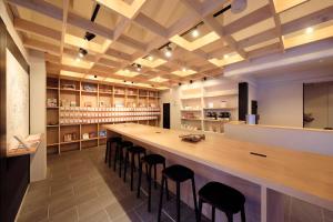 un bar en una habitación con un montón de taburetes en Yutorelo Tsuwano en Tsuwano