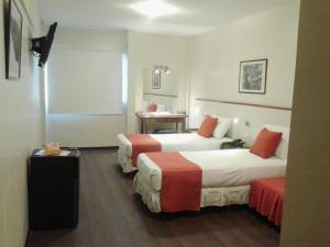 Ліжко або ліжка в номері Alpino Hotel