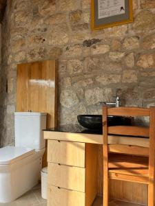 y baño con lavabo y aseo. en taş ev, en Karaburun