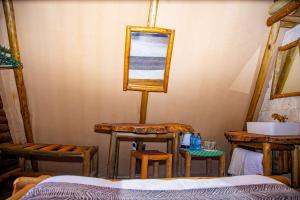 Postel nebo postele na pokoji v ubytování Boma Simba Safari Lodge + 14 fotografií