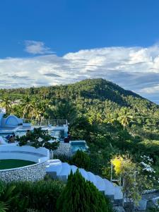 een uitzicht op een resort met een berg op de achtergrond bij Oceano Con Vista Highland in Supa