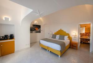 1 dormitorio con 1 cama grande en una habitación en Villa Francesco Luxury Suites, en Positano