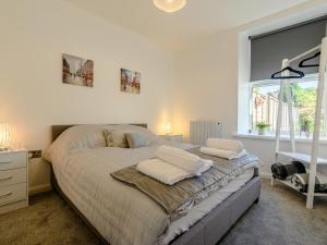 um quarto com uma cama com almofadas e uma janela em 2 bed in Tintern 89323 em Tintern