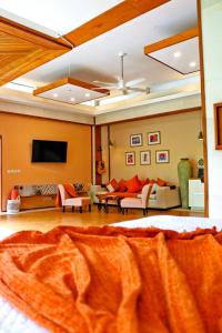 Il comprend un salon avec des canapés et une télévision à écran plat. dans l'établissement Villa Merdu Ubud, à Ubud