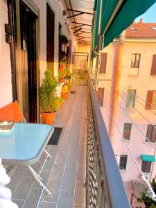 a balcony with a blue table and chairs on a building at Appartamento Benaco a Milano - Fondazione Prada in Milan