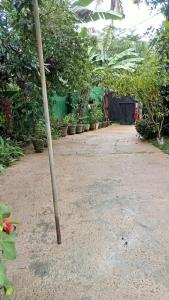 um poste no meio de um jardim em Praveen villa em Beruwala