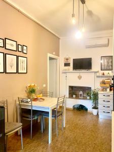 een eetkamer met een tafel en stoelen en een open haard bij Appartamento Benaco a Milano - Fondazione Prada in Milaan