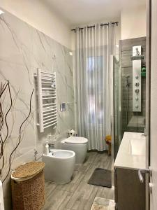 e bagno con servizi igienici, lavandino e doccia. di Appartamento Benaco a Milano - Fondazione Prada a Milano