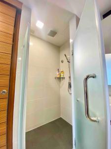 吉隆坡的住宿－KL Q520 Premium Suite Room，浴室里设有玻璃门淋浴