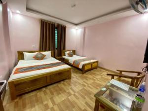 a hotel room with two beds and a window at Minh Thủy Hotel - 32 Nguyễn Chí Thanh, DB - by BAY LUXURY in Diện Biên Phủ