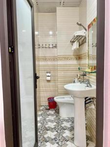 y baño con lavabo y aseo. en Minh Thủy Hotel - 32 Nguyễn Chí Thanh, Điện Biên - by Bay Luxury, en Diện Biên Phủ