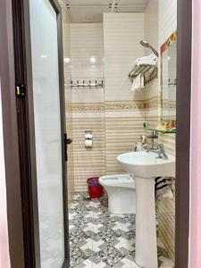 a bathroom with a sink and a toilet at Minh Thủy Hotel - 32 Nguyễn Chí Thanh, DB - by BAY LUXURY in Diện Biên Phủ