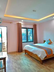 a bedroom with a bed and a large window at Minh Thủy Hotel - 32 Nguyễn Chí Thanh, DB - by BAY LUXURY in Diện Biên Phủ