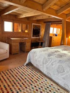 1 dormitorio con 1 cama en una habitación de madera en Chalet Wiesen en Davos