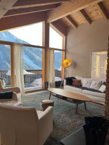 ein Wohnzimmer mit einem Sofa und einem Tisch in der Unterkunft Chalet Wiesen in Davos