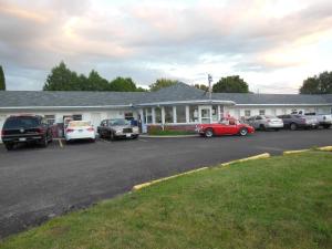 a group of cars parked in front of a building at Kent Motel in Chatham