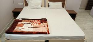- un lit dans un dortoir dans l'établissement HOTEL SANJIBAN, à Māldah