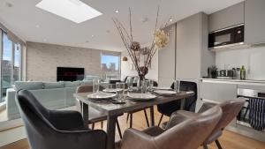 倫敦的住宿－Modern and Spacious Penthouse Apartment in Putney with Free Parking，一间带桌椅的用餐室