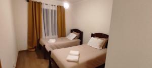 2 posti letto in una piccola stanza con asciugamani di Apartamento Quitéria - Funchal a Funchal