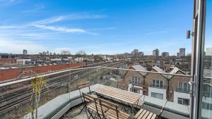 Gallery image of Modern and Spacious Penthouse Apartment in Putney with Free Parking in London