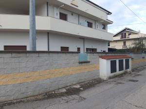 a retaining wall in front of a building at la casa di Carla in Pescara
