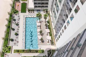 迪拜CitiHome-1BR in ZADA 5minutes to Business Bay Metro的带游泳池的建筑物的鸟瞰图