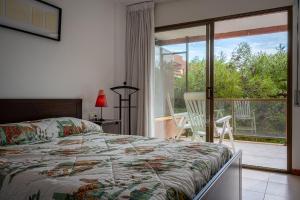 a bedroom with a bed and a balcony with a view at AT177 Pins, dúplex en 1ra línea, con piscina, airco in Torredembarra +32 photos