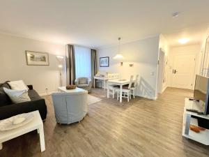 Dünenpark 053 في بينز: غرفة معيشة بها أريكة وطاولة