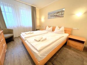 Dünenpark 053 في بينز: غرفة نوم بسرير كبير مع ملاءات بيضاء +7 صور