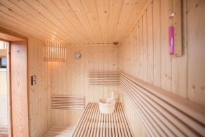 a room with a sauna with a bucket in it at Bio Chalets Alpegg in Waidring +95 photos