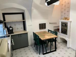 cocina con mesa y sillas verdes en Apartmán Gabriela, en Červená Voda