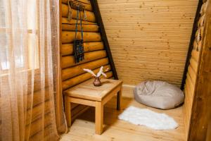 ein Zimmer mit einem Tisch und einem Stuhl in einer Hütte in der Unterkunft Karpaty Migovo in Myhowe