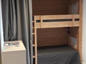 a bunk bed in a room next to a window at Appartement rénové 2 pièces cabine avec balcon - 6 personnes - Wifi inclus - FR-1-346-558 in Arc 1800