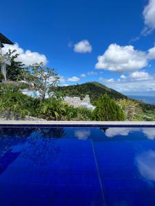 a swimming pool with a view of the ocean at OCEANO CON VISTA HIGHLAND in Tagbaobo