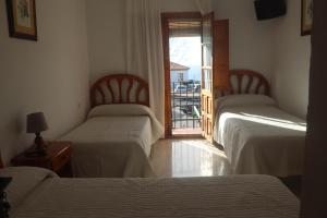 Postel nebo postele na pokoji v ubytování HOSTAL MONCADA
