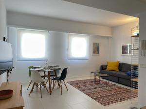 聖克魯斯－德特內里費的住宿－Suite la Colina，客厅配有桌子和沙发