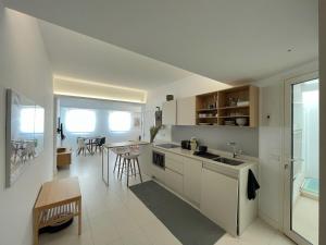 聖克魯斯－德特內里費的住宿－Suite la Colina，厨房配有白色橱柜和桌椅