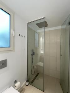 聖克魯斯－德特內里費的住宿－Suite la Colina，带淋浴的浴室和玻璃门