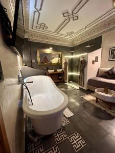 La salle de bains est pourvue de toilettes et d'un lavabo. dans l'établissement Riad Al Nubala, à Marrakech