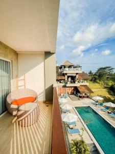 una casa y un balcón con piscina y sillas. en Sthala, A Tribute Portfolio Hotel, Ubud Bali, en Ubud