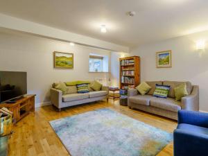 uma sala de estar com dois sofás e uma televisão em 3 Bed in Spark Bridge 83701 em Spark Bridge