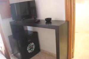 TV a/nebo společenská místnost v ubytování HOSTAL MONCADA + 37 fotografií