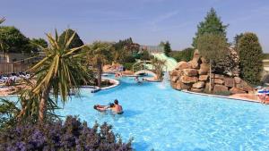 Fotografia z galérie ubytovania Charmant bungalow en camping 5* avec piscine v destinácii Erdeven