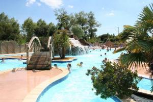 Fotografia z galérie ubytovania Charmant bungalow en camping 5* avec piscine v destinácii Erdeven