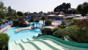 Fotografia z galérie ubytovania Charmant bungalow en camping 5* avec piscine v destinácii Erdeven