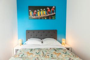 - une chambre dotée d'un lit avec un mur bleu dans l'établissement Le COCON de Jaude F2 HyperCentre avec ascenseur 52Bonnabaud, à Clermont-Ferrand