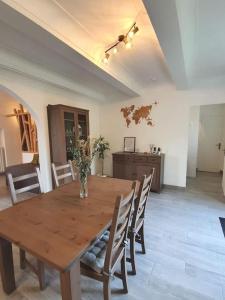 Maisonnette rénovée et son jardin في شاتليرو: طاولة وكراسي خشبية في الغرفة