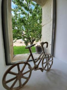 a statue of a bicycle in front of a window at Maisonnette rénovée et son jardin in Châtellerault