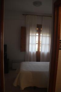 Postel nebo postele na pokoji v ubytování HOSTAL MONCADA
